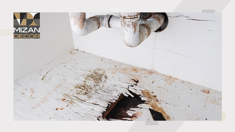 نمای زیر سینک ظزفشویی که در اثر رطوبت، تخریب شده است.